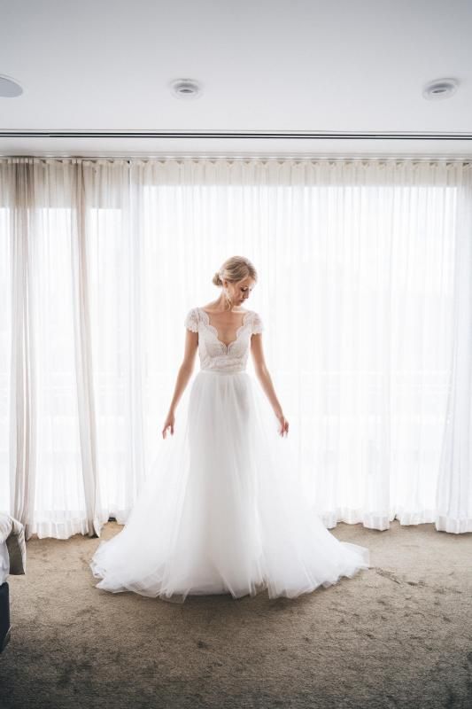 Real bride Eliza wore the Bespoke Rosemary wedding dress by Karen Willis Holmes.