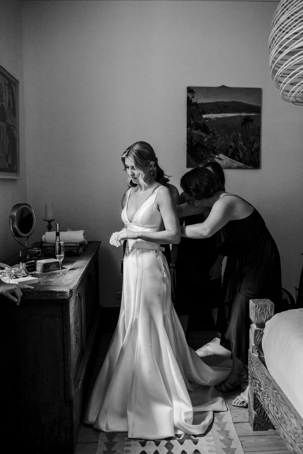 Real bride Isobel wore the Bespoke Taryn/Prea wedding dress by Karen Willis Holmes.