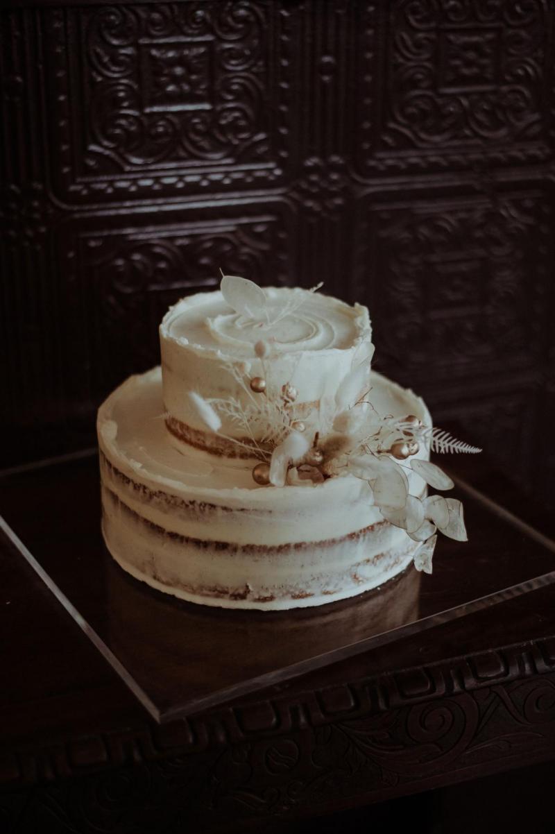 Styling details of KWH bride Bonita's wedding cake