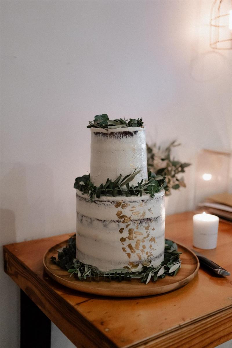 Real bride Lidia's two-tiered wedding cake with natural additions.