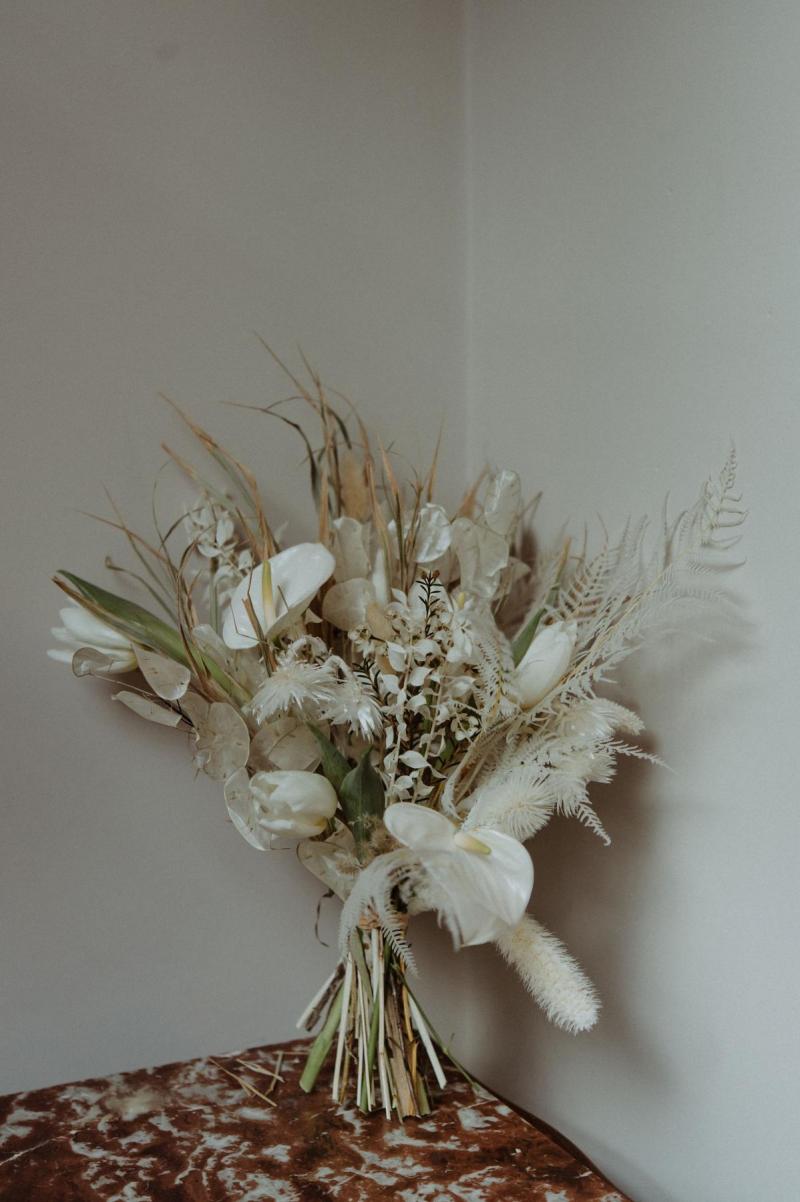 Elegant minimal bridal bouquet-karen willis holmes bride in London