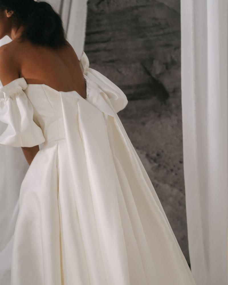 Jacqueline-Elizabeth-a modern bridal ballgown by Karen Willis Holmes with Detachable puff sleeves and dramatic Lindy Train