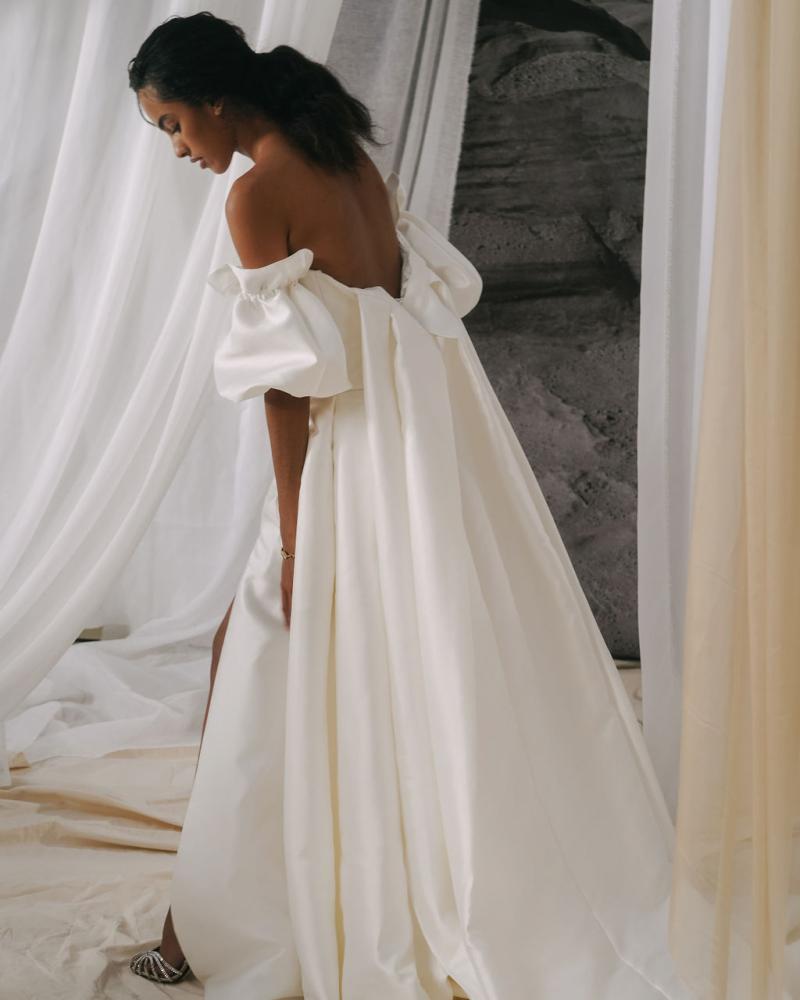 Jacqueline-Elizabeth-a modern bridal ballgown by Karen Willis Holmes with Detachable puff sleeves and dramatic Lindy Train