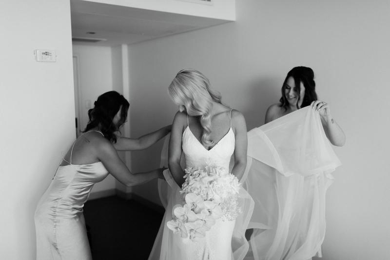 KWH real bride Nicole with her bridesmaids wearing pink and white Monstera robes.