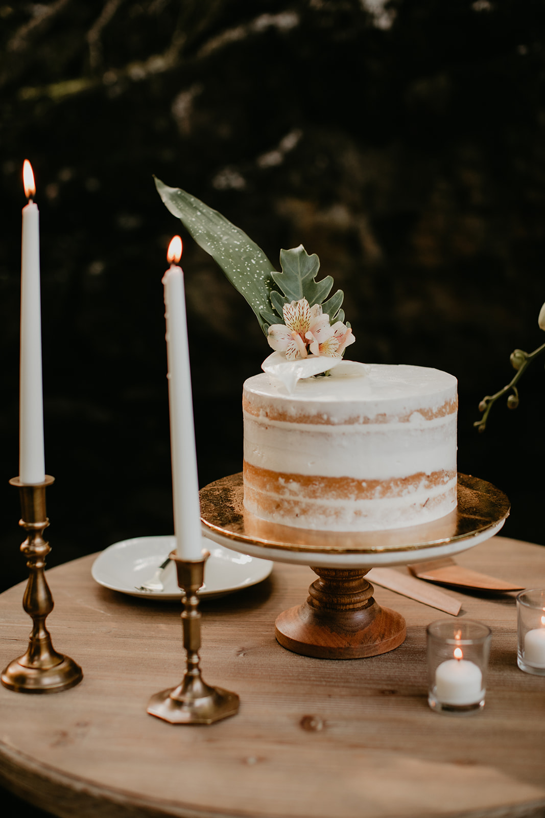 KWH real bride Jana's single tier wedding cake by Short N Sweet with one native Hawaiian floral on top.