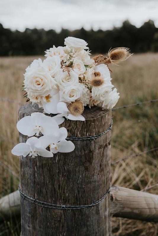 Kitty Taryn - Karen Willis Holmes - Tarryn & Ben - Bride and Grooms floral arrangements, featuring soft blush tones and delicate off white colours. Wedding venue is located at Bendooley Estate