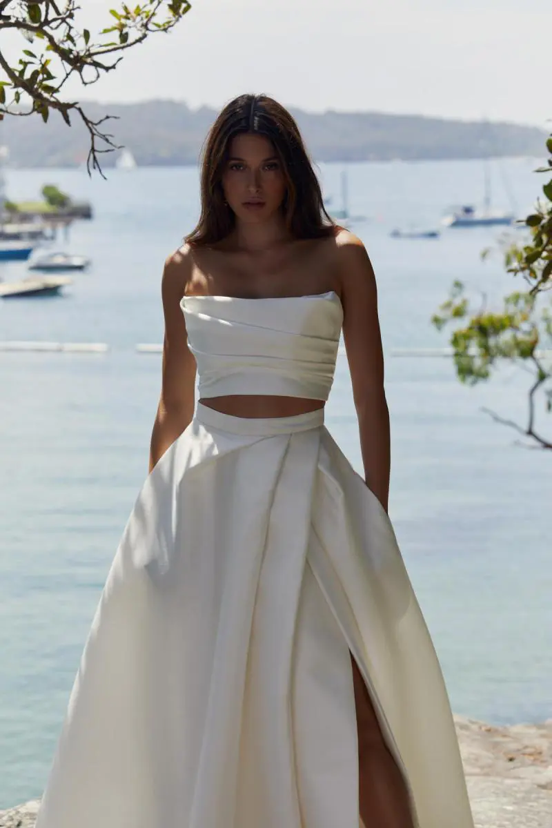 Wedding dress with v-shaped waist seam - New Zealand Fashion Museum