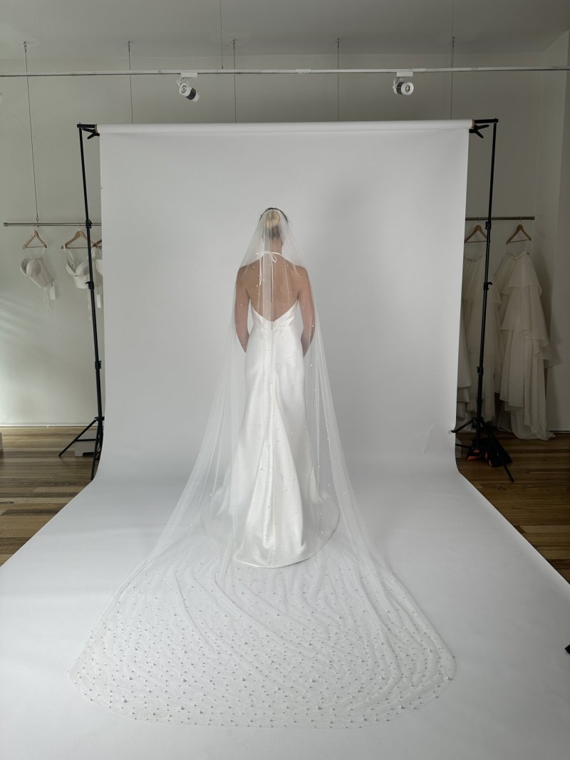 Graded Pearl Veil