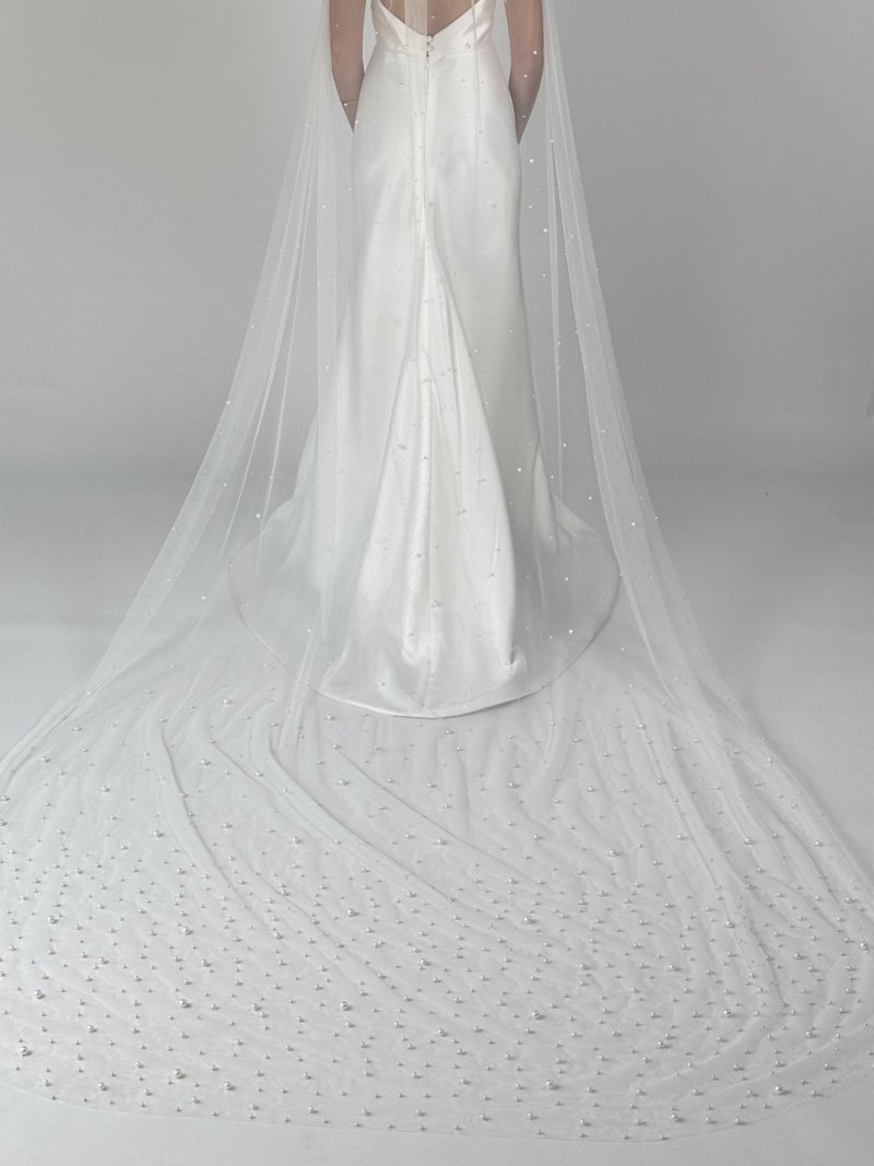 Graded Pearl Veil