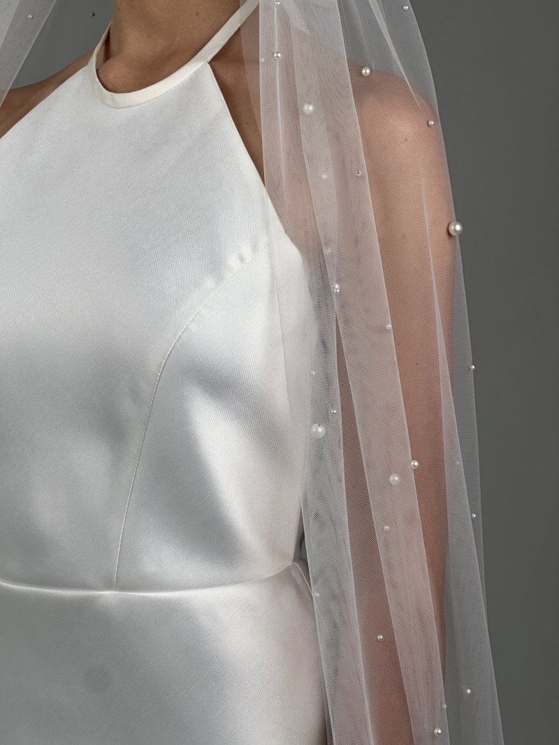 Graded Pearl Veil