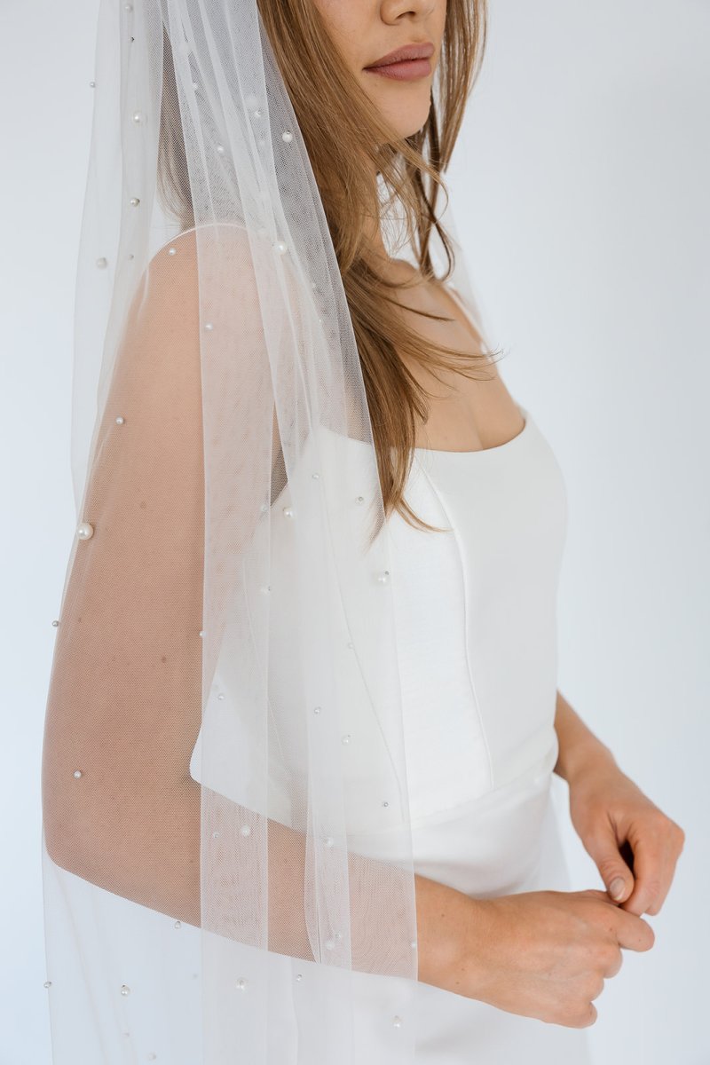 Graded Pearl Veil