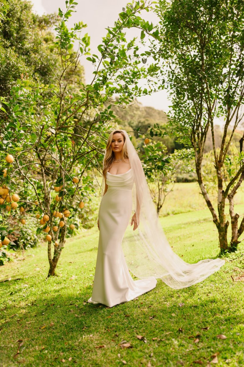 Scattered Pearl Edged Veil