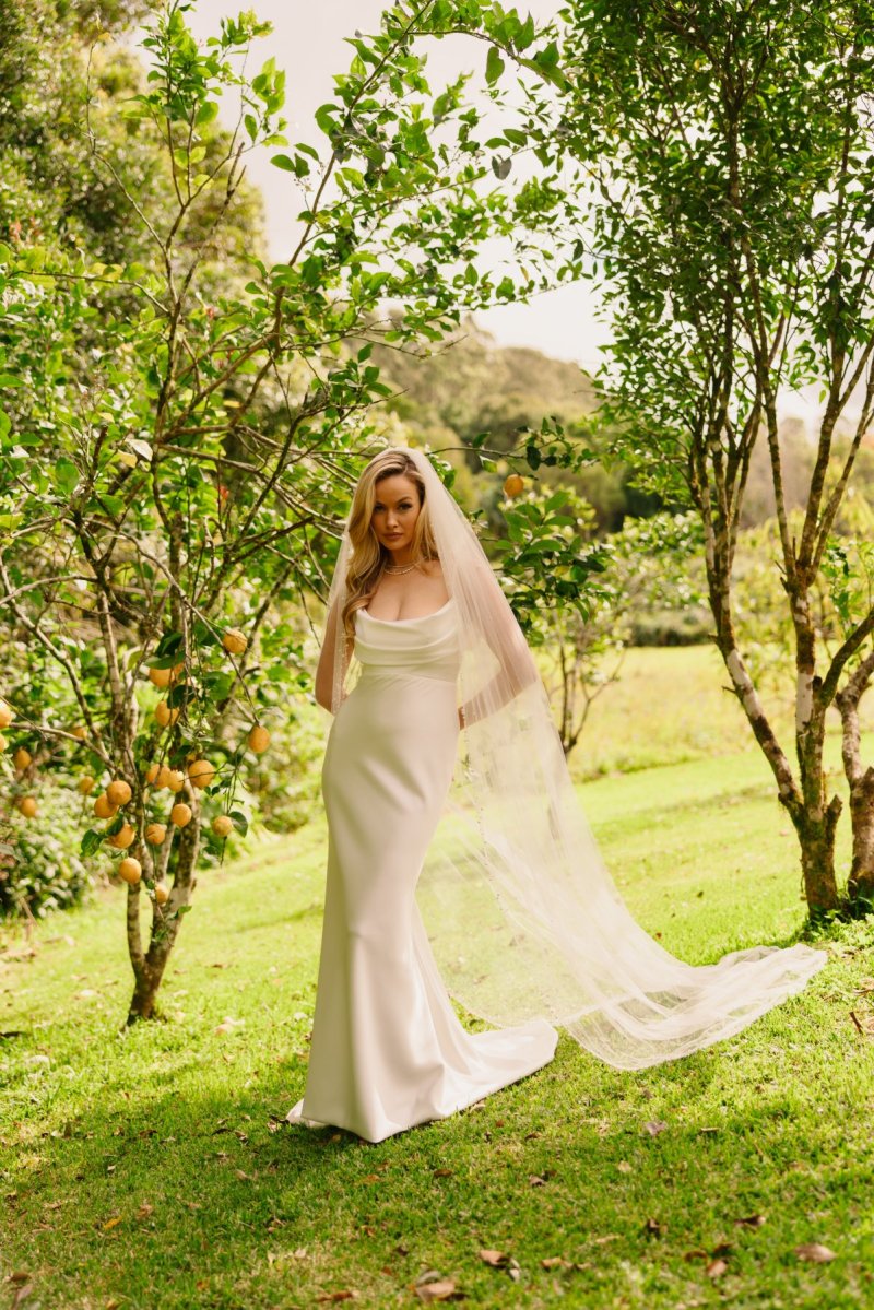 Scattered Pearl Edged Veil