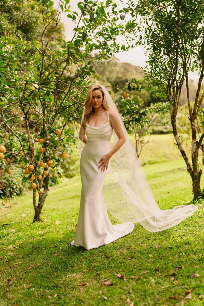 Scattered Pearl Edged Veil