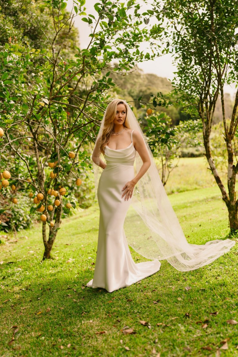 Scattered Pearl Edged Veil