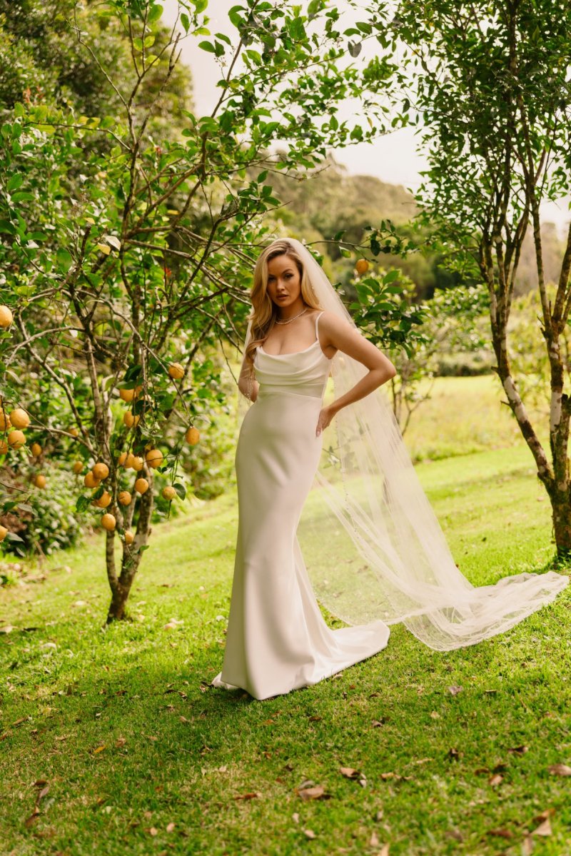 Scattered Pearl Edged Veil