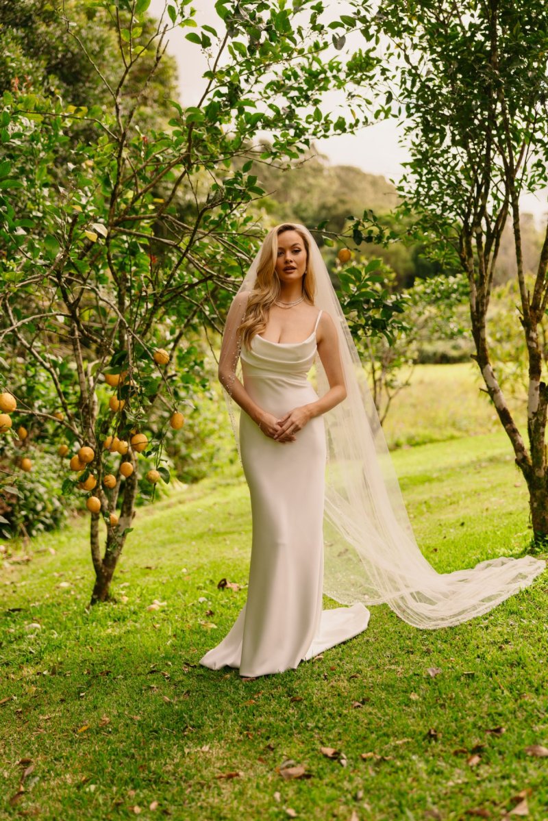 Scattered Pearl Edged Veil