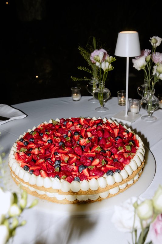 bride in her wedding gown, bridal fashion, wedding cake