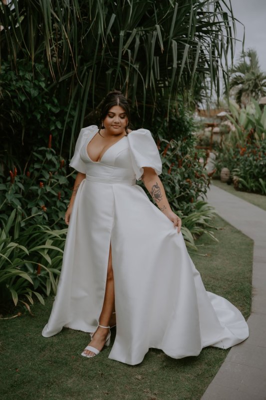 Real Bride wearing a romantic wedding dress by KWH Bridal, Karen Willis Holmes. Wedding Dresses Australia, Wedding dresses Sydney, Wedding Dresses Melbourne, Wedding dresses Brisbane