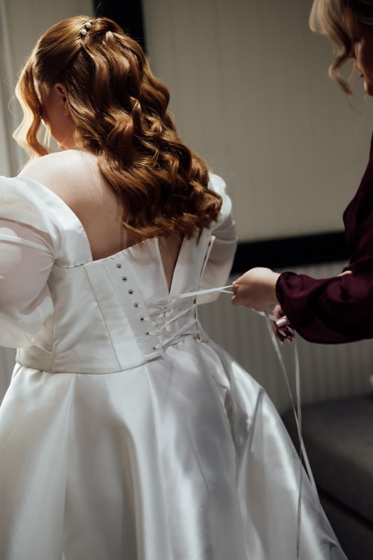 Real Bride wearing a romantic wedding dress by KWH Bridal, Karen Willis Holmes. Wedding Dresses Australia, Wedding dresses Sydney, Wedding Dresses Melbourne, Wedding dresses Brisbane