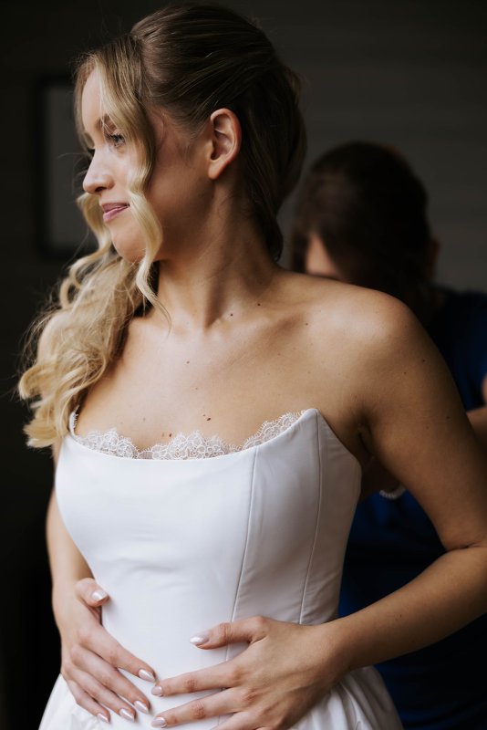 Real Bride wearing a romantic wedding dress by KWH Bridal, Karen Willis Holmes. Wedding Dresses Australia, Wedding dresses Sydney, Wedding Dresses Melbourne, Wedding dresses Brisbane