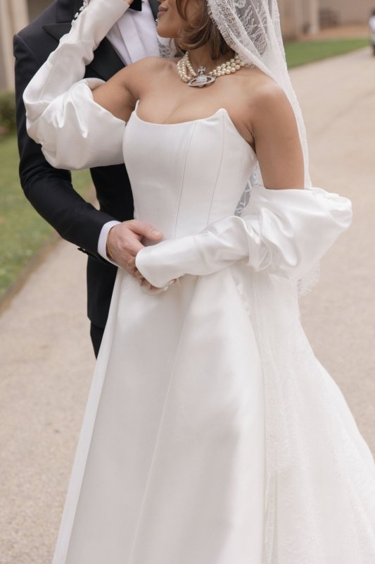 Real Bride wearing a romantic wedding dress by KWH Bridal, Karen Willis Holmes. Wedding Dresses Australia, Wedding dresses Sydney, Wedding Dresses Melbourne, Wedding dresses Brisbane